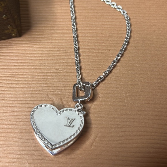 LOUIS VUITTON White gold heart locket - Picture 3 of 14